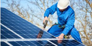 Installation Maintenance Panneaux Solaires Photovoltaïques à Mano